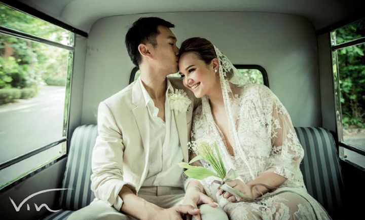 แต่งแล้ว ทาทา ยัง & พี่หมอ ลั่นระฆังวิวาห์ริมทะเลสุดโรแมนติก
