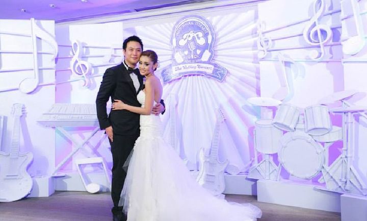 รีวิวงานแต่ง สไตล์คอนเสิร์ตสุดมันส์ของคู่รักนักร้อง