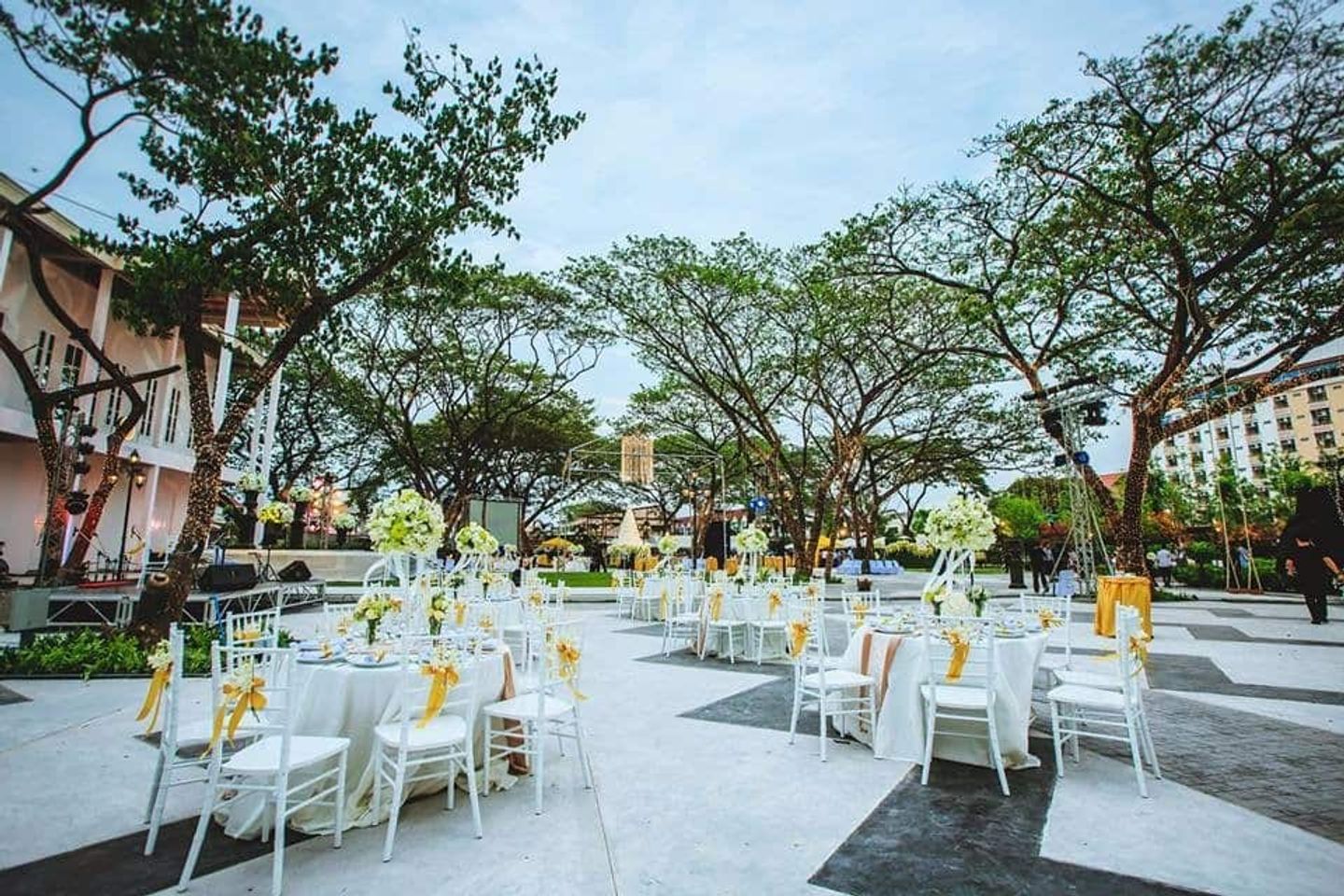 สถานที่แต่งงาน,สถานที่จัดงานแต่งงาน,งานแต่ง outdoor,โต๊ะเก้าอี้,ตกแต่งงานแต่ง 3 สถานที่จัดงานแต่งงานรับลมหนาว ขับรถไม่ถึง 2 ชั่วโมงจากกรุงเทพ!