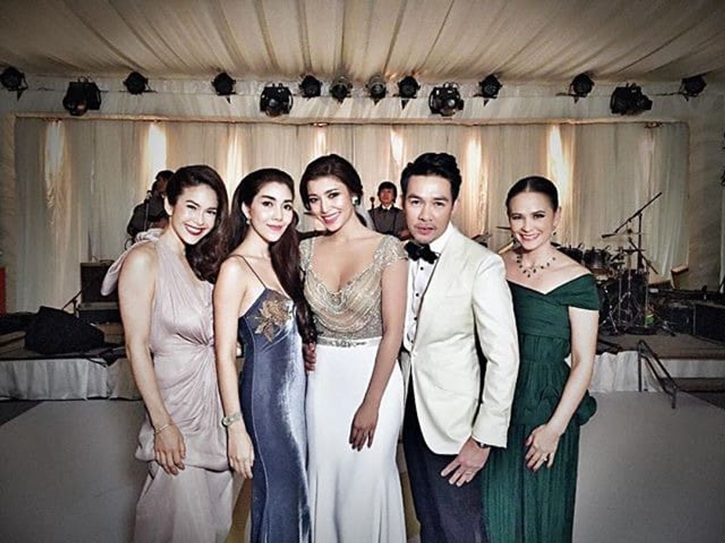 ชุดบ่าวสาว,ชุดเจ้าสาว,ชุดเจ้าบ่าว,งานแต่งดารา,เพื่อนเจ้าสาว,ชุดเพื่อนเจ้าสาว,ดารา ฉลองงานแต่งงานเอมี่มรกต และไฮโซเจมส์ หรูหราคลาสสิค