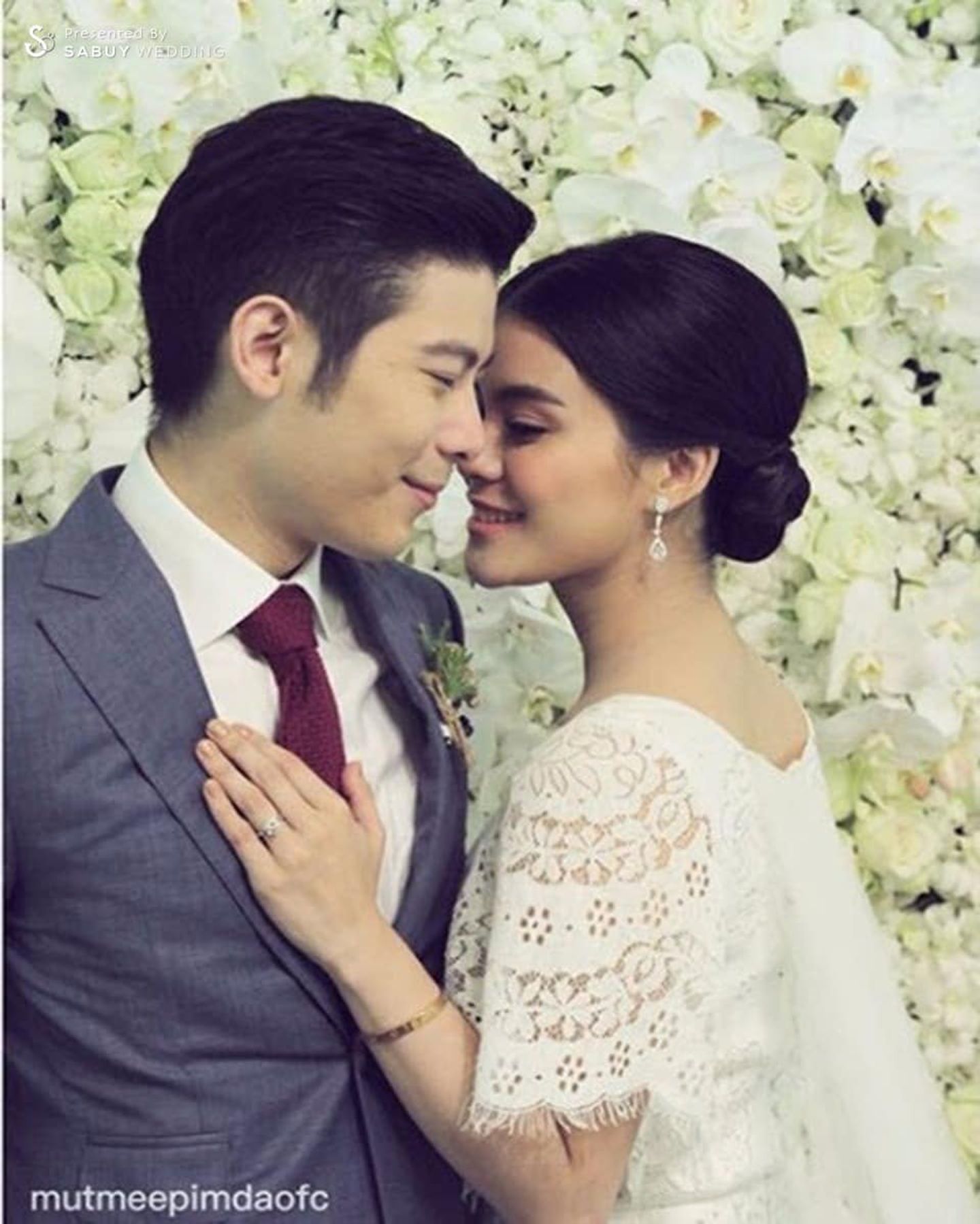 ชุดหมั้น,งานหมั้น,งานแต่งดารา,จัดดอกไม้งานแต่ง งานแต่งงานเรียบง่ายอบอุ่น "มัดหมี่ พิมพ์ดาว" และ "สัว ศุภชัย"