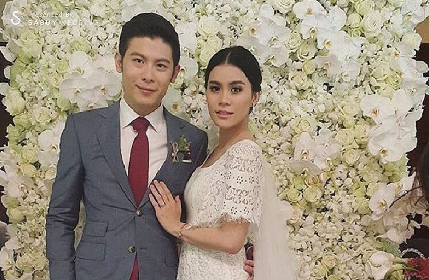 ชุดหมั้น,งานหมั้น,งานแต่งดารา,จัดดอกไม้งานแต่ง งานแต่งงานเรียบง่ายอบอุ่น "มัดหมี่ พิมพ์ดาว" และ "สัว ศุภชัย"