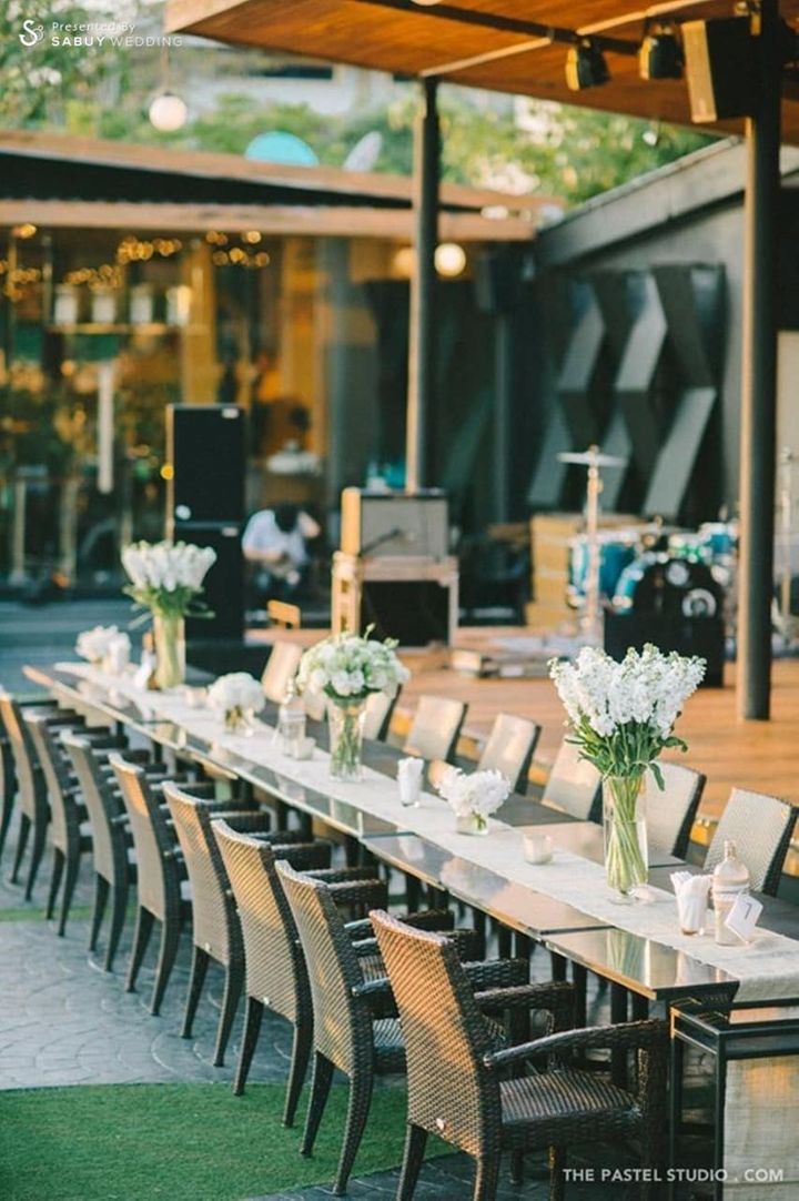 long-table,จัดดอกไม้งานแต่ง,ตกแต่งงานแต่ง,สถานที่แต่งงาน,สถานที่จัดงานแต่งงาน,งานแต่ง outdoor รีวิวงานแต่ง เพลินลมชมรัก ไปกับงาน Outdoor ริมน้ำแสนอบอุ่น @Buri Tara
