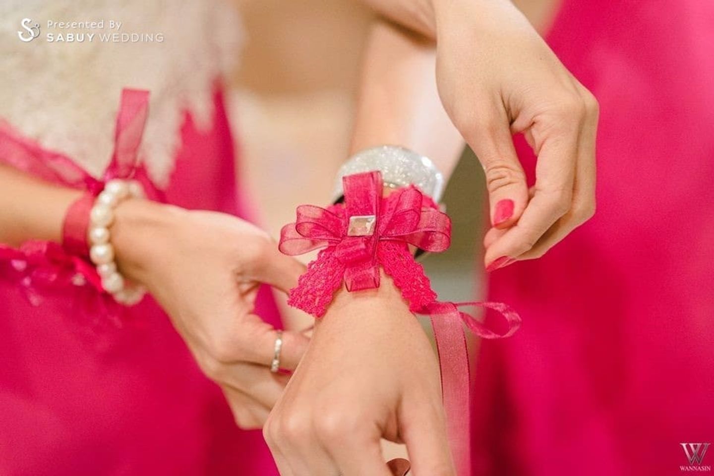 โบว์ติดข้อมือ รีวิวงานแต่ง ปาร์ตี้กลิตเตอร์ธีมสวนสวย @Conrad Bangkok