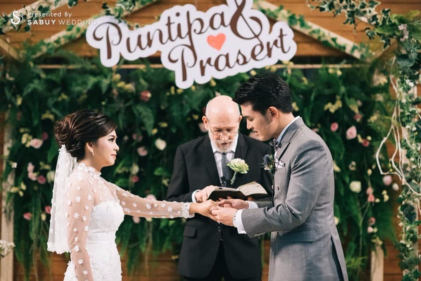 พิธีแต่งงานแบบคริสต์,บ่าวสาว,ชุดบ่าวสาว,ชุดเจ้าสาว,ชุดเจ้าบ่าว รีวิวงานแต่งในสวนธีม Woodland หวานเท่ด้วยพร็อพเก๋แบบ Silhouette @Mellow garden