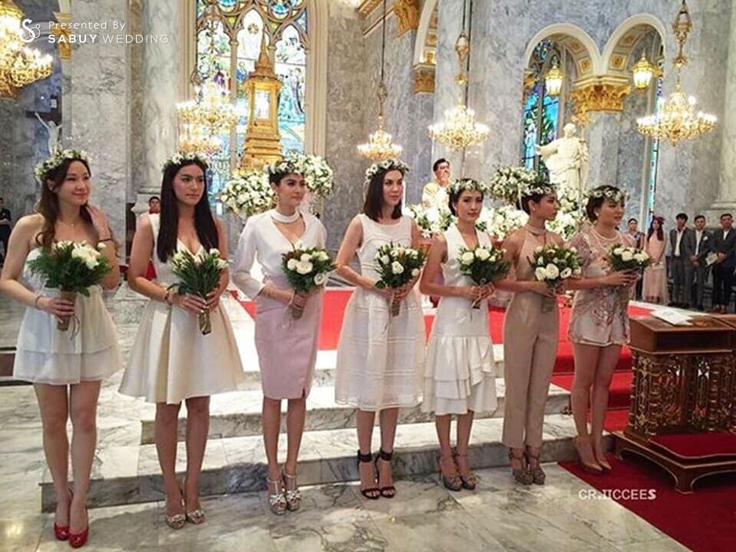 เพื่อนเจ้าสาว,ชุดเพื่อนเจ้าสาว,ช่อดอกไม้,งานแต่งดารา กุ๊บกิ๊บ-บี้ จูงมือเข้าพิธีแต่งงานหวานซึ้ง ในโบสถ์คริสต์