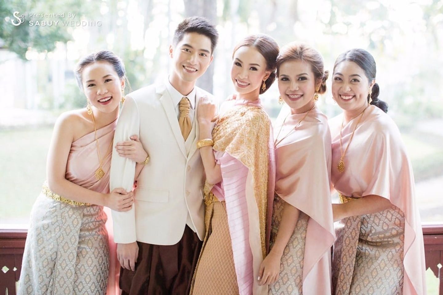 ชุดหมั้น,งานหมั้น,เพื่อนเจ้าสาว,ชุดเพื่อนเจ้าสาว,ชุดไทย รีวิวงานแต่งธีม Rustic Garden ท่ามกลางลมหนาว ของเจ้าสาว Jones' salad @ริมกก รีสอร์ท เชียงราย