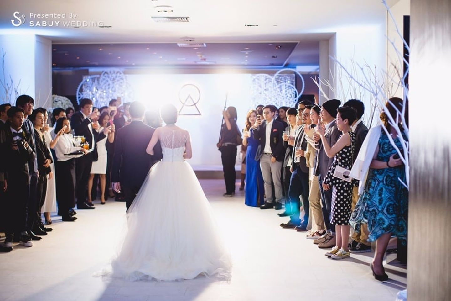 บ่าวสาว,ชุดบ่าวสาว,ชุดเจ้าสาว,ชุดเจ้าบ่าว,งานแต่งงาน,backdrop งานแต่ง รีวิวงานแต่ง Winter Wedding เรียบเท่ มีสไตล์ ดอกไม้ไม่ต้องเยอะ @Grand Hyatt Erawan