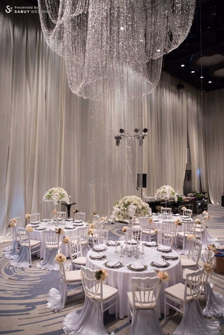โต๊ะทานอาหาร,ตกแต่งงานแต่ง,จัดดอกไม้งานแต่ง รีวิวงานแต่งสีขาวคลาสสิค เนรมิตไอเดียประดับไฟให้สวยเริ่ด @W Bangkok Hotel
