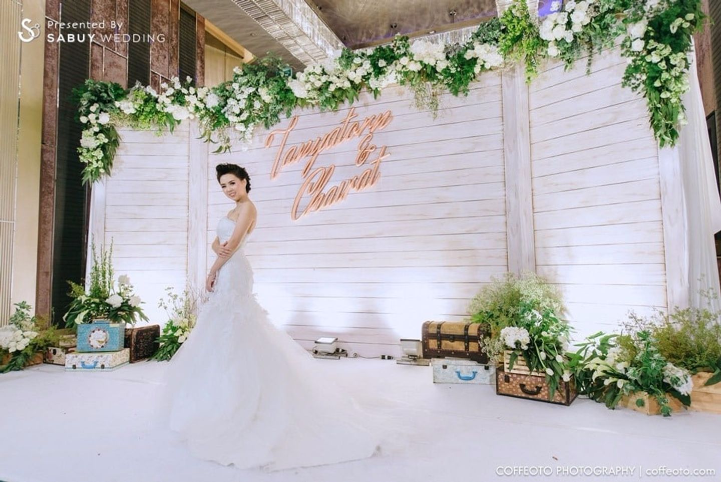 เจ้าสาว,ชุดเจ้าสาว,backdrop งานแต่ง,ตกแต่งงานแต่ง,จัดดอกไม้งานแต่ง รีวิวงานแต่งแนวรัสติกเรียบง่าย ใช้ Backdrop งานไม้สไตล์สมจริง @Renaissance Bangkok