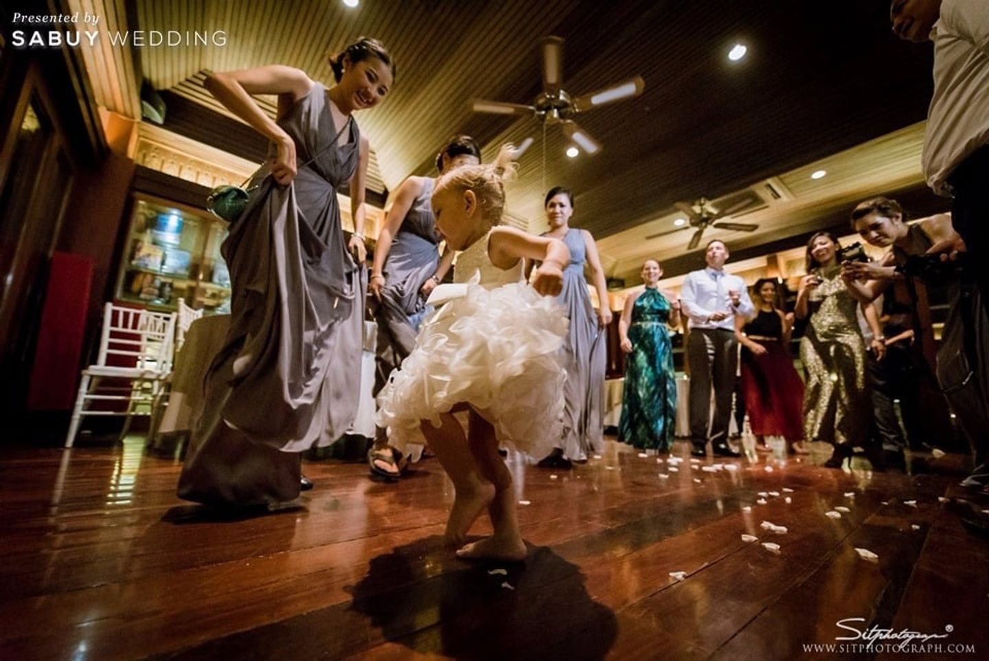 First dance,งานแต่งงาน รีวิวงานแต่งอบอุ่นตรึงใจ จัดพิธีฝรั่งให้สวยงามได้ในวังจักรพงษ์