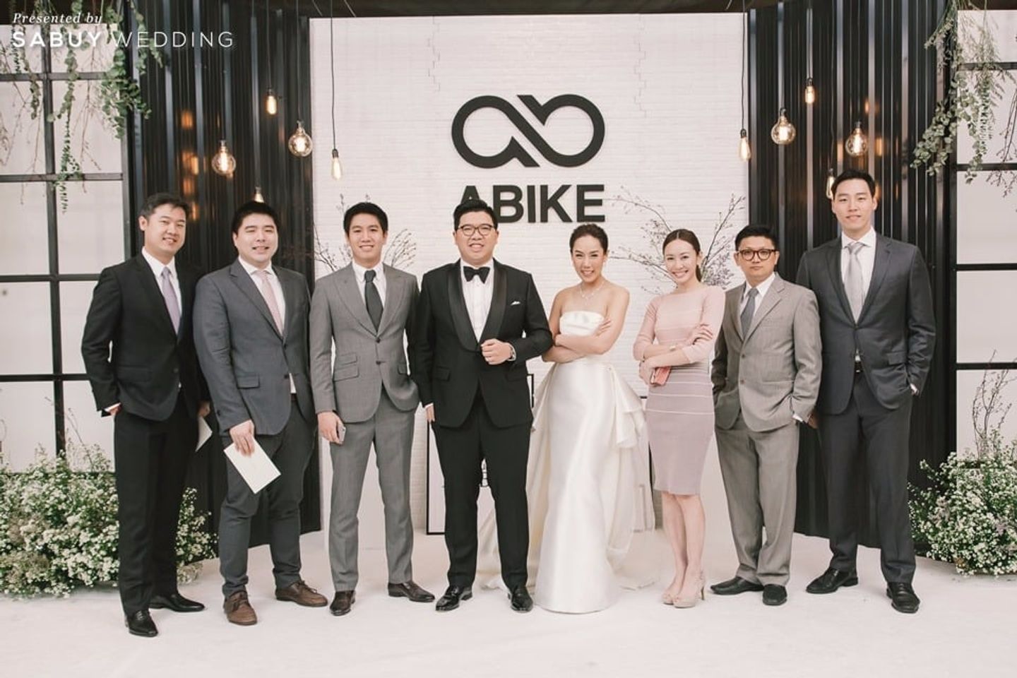 บ่าวสาว,ชุดบ่าวสาว,ชุดเจ้าสาว,ชุดเจ้าบ่าว,เพื่อนเจ้าบ่าว,ธีมงานแต่ง,backdrop งานแต่ง,ตกแต่งงานแต่ง รีวิวงานแต่งสุดคูลโทนขาวเทาดำ ในสไตล์ Loft & Minimal @Grand Hyatt Erawan