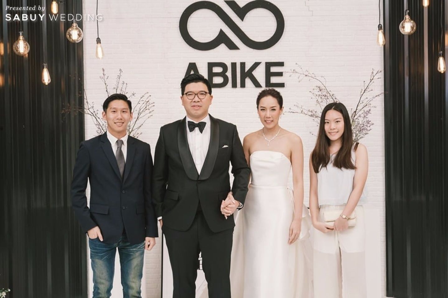 บ่าวสาว,ชุดบ่าวสาว,ชุดเจ้าสาว,ชุดเจ้าบ่าว,backdrop งานแต่ง,ตกแต่งงานแต่ง รีวิวงานแต่งสุดคูลโทนขาวเทาดำ ในสไตล์ Loft & Minimal @Grand Hyatt Erawan