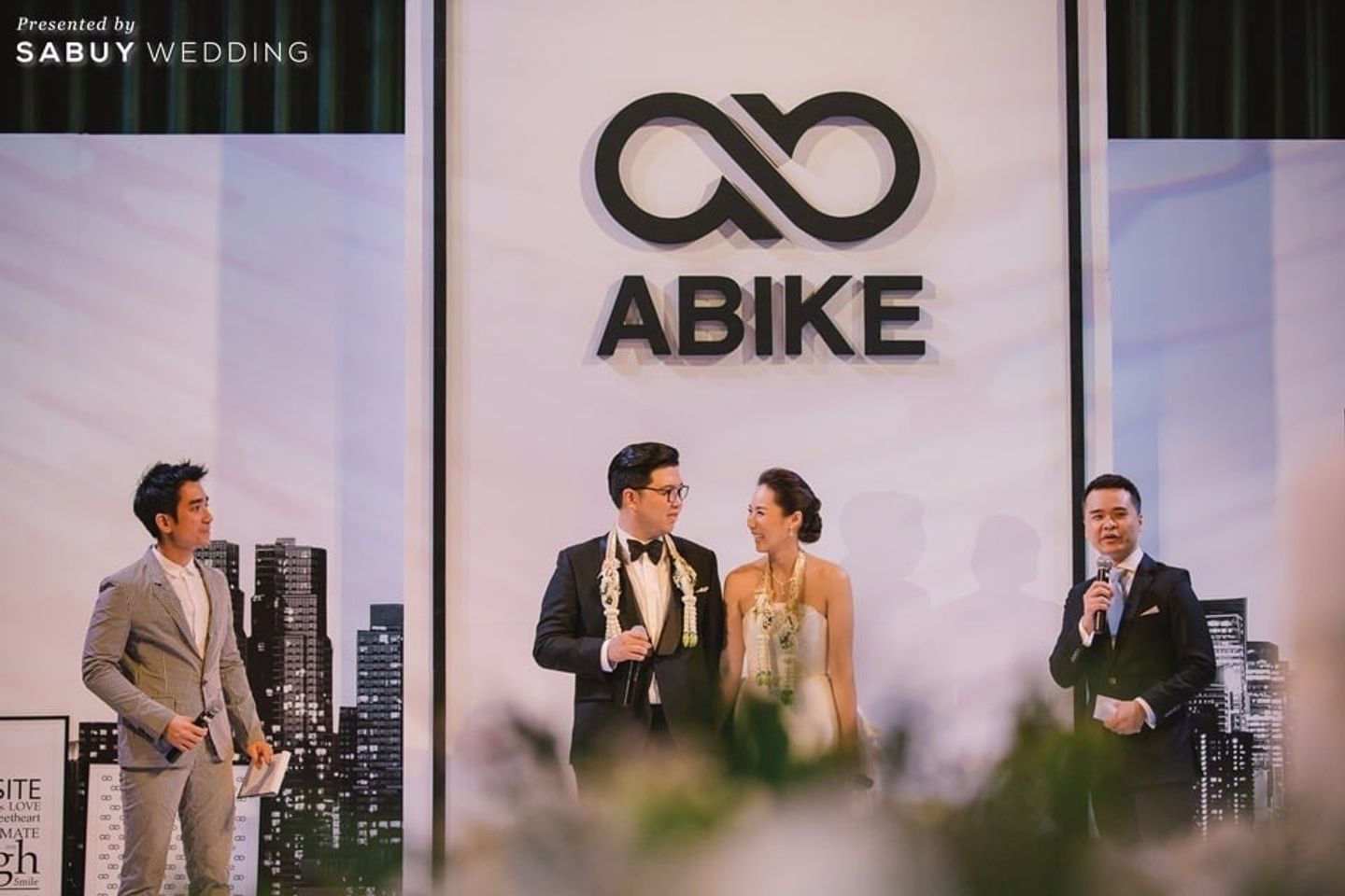 บ่าวสาว,ชุดบ่าวสาว,ชุดเจ้าสาว,ชุดเจ้าบ่าว,พิธีกรงานแต่ง,backdrop งานแต่ง,ตกแต่งงานแต่ง รีวิวงานแต่งสุดคูลโทนขาวเทาดำ ในสไตล์ Loft & Minimal @Grand Hyatt Erawan