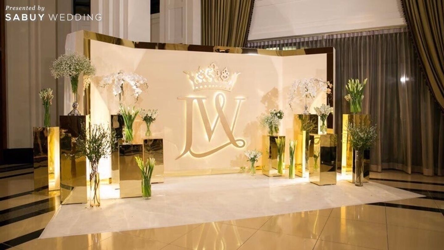 backdrop งานแต่ง,ตกแต่งงานแต่ง,ธีมงานแต่ง,จัดดอกไม้งานแต่ง,โรงแรม,สถานที่แต่งงาน,สถานที่จัดงานแต่งงาน รีวิวงานแต่ง Sit-down Dinner ที่แขกประทับใจ หรูและอบอุ่นได้ ในเวลาเดียวกัน @The Peninsula