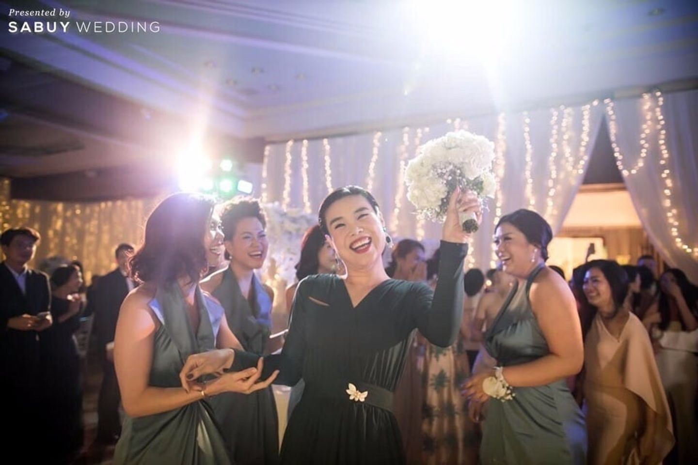 เพื่อนเจ้าสาว,ช่อดอกไม้ รีวิวงานแต่ง Sit-down Dinner ที่แขกประทับใจ หรูและอบอุ่นได้ ในเวลาเดียวกัน @The Peninsula