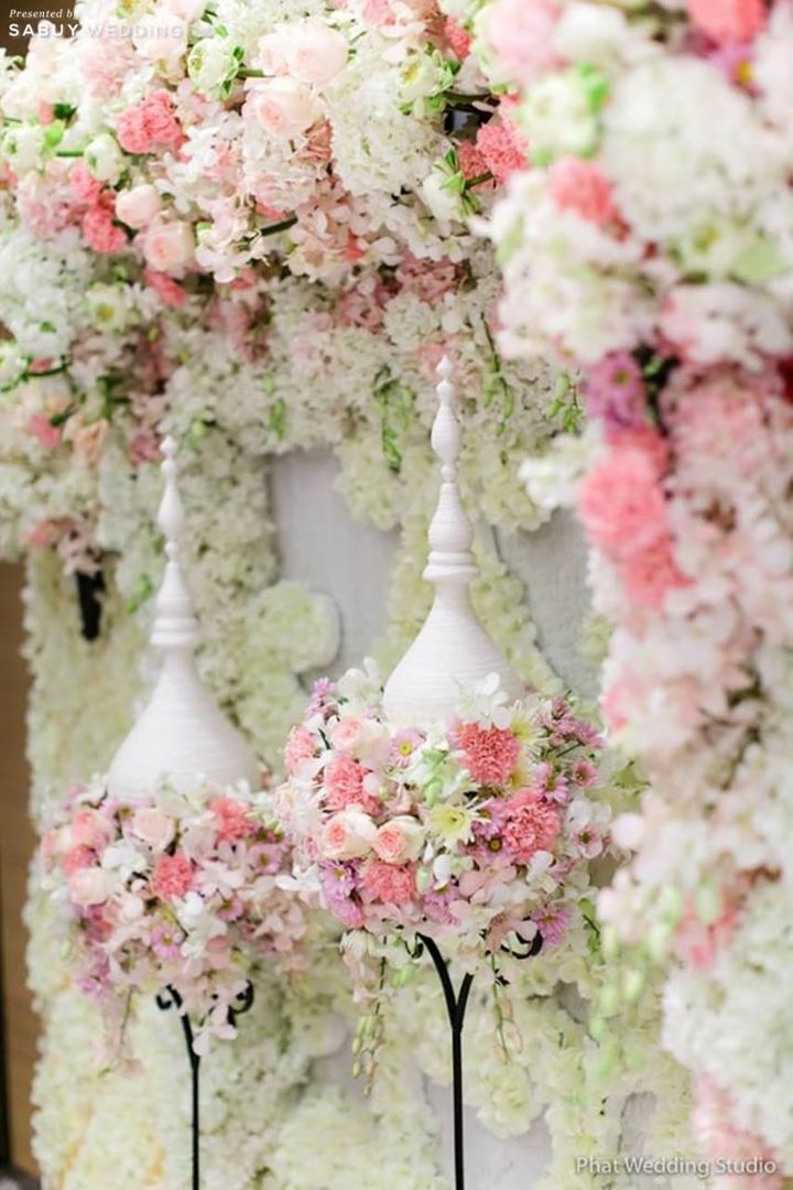 ตกแต่งงานแต่ง,จัดดอกไม้งานแต่ง,ดอกไม้,งานหมั้น,พิธีหมั้น 4 ไอเดียเซ็ตติ้งโต๊ะหมั้นสีหวานในงานแต่งตอนเช้า