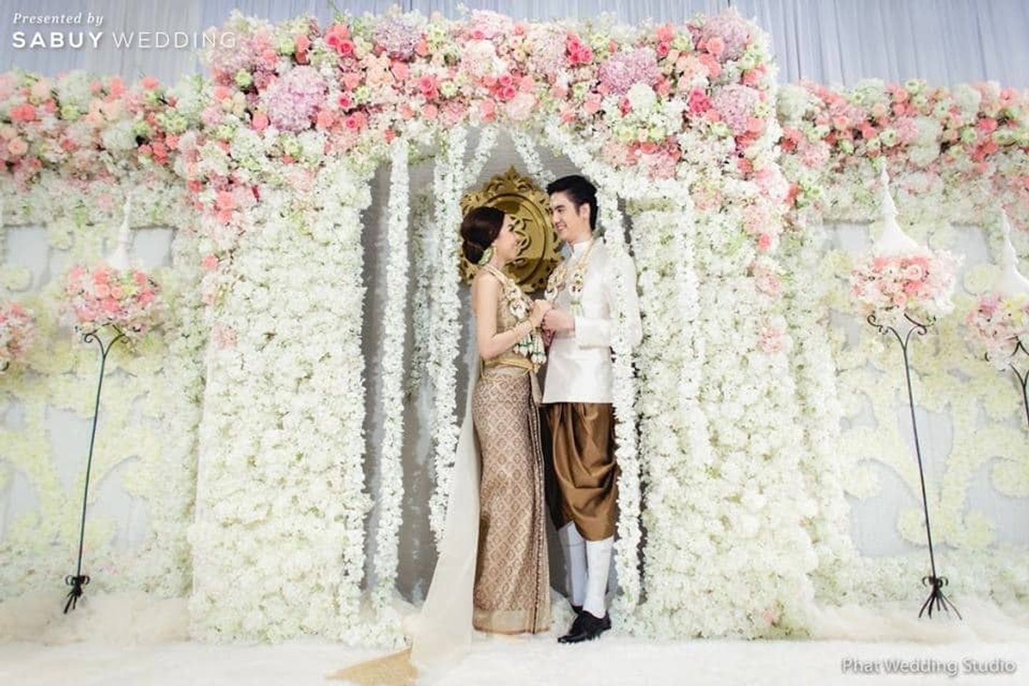 เจ้าบ่าว,เจ้าสาว,งานหมั้น,พิธีหมั้น,งานแต่งตอนเช้า,ตกแต่งงานแต่ง,จัดดอกไม้งานแต่ง,ดอกไม้,backdrop งานแต่ง,แบคดรอป,เวทีงานแต่ง 4 ไอเดียเซ็ตติ้งโต๊ะหมั้นสีหวานในงานแต่งตอนเช้า