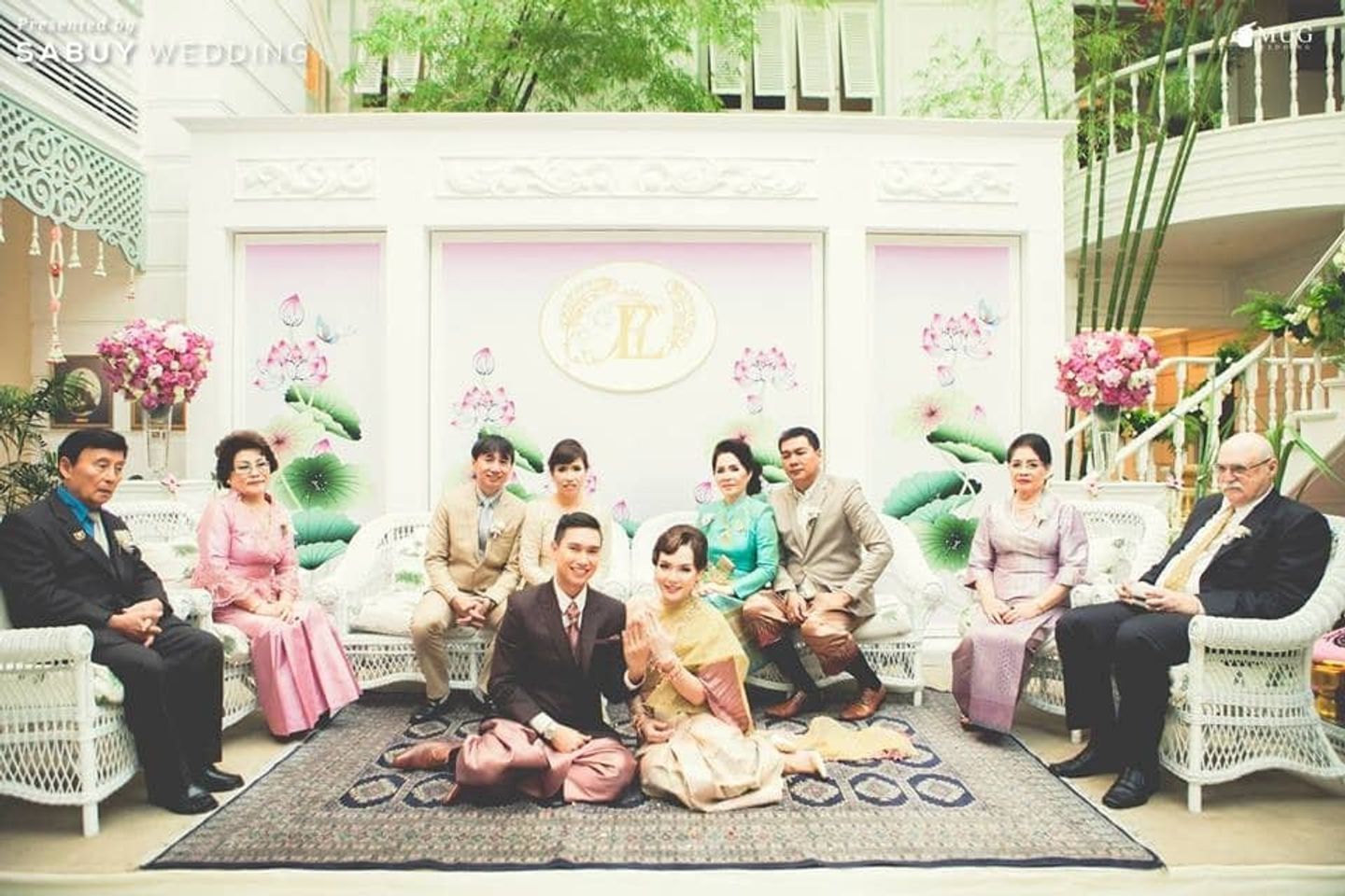 เจ้าบ่าว,เจ้าสาว,งานหมั้น,พิธีหมั้น,งานแต่งตอนเช้า,พิธีแต่งงานแบบไทย,ตกแต่งงานแต่ง,จัดดอกไม้งานแต่ง,ดอกไม้,เวทีงานแต่ง,แบคดรอป,backdrop งานแต่ง 4 ไอเดียเซ็ตติ้งโต๊ะหมั้นสีหวานในงานแต่งตอนเช้า