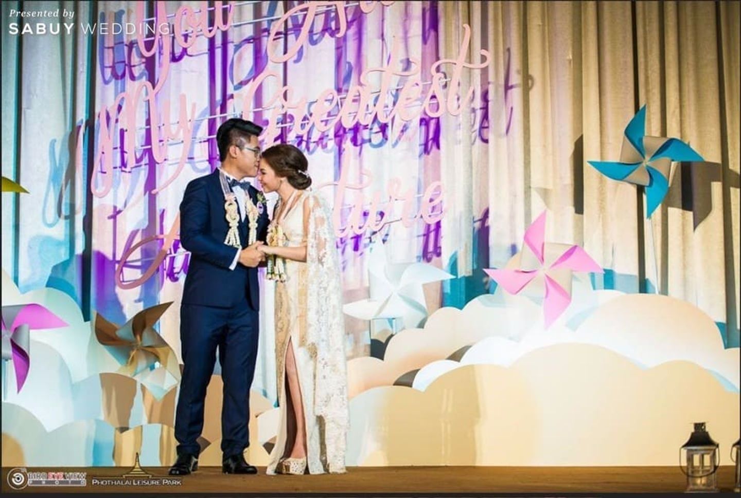 บ่าวสาว,ชุดบ่าวสาว,ชุดเจ้าบ่าว,ชุดเจ้าสาว,backdrop งานแต่ง,รูปงานแต่ง,ตกแต่งงานแต่ง,ธีมงานแต่ง รีวิวงานแต่ง ขนฉากบอลลูนสุดป๊อป มาใช้เป็นพร็อพในงานธีม UP @Phothalai Leisure Park
