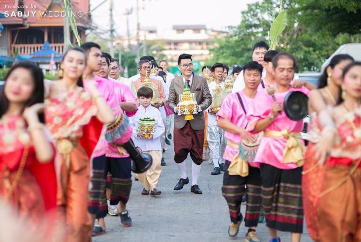พิธีหมั้น,งานหมั้น,ชุดหมั้น,ชุดไทย,พานขันหมาก,เจ้าบ่าว รีวิวงานแต่ง หมั้นเช้าในเรือนไทย งานเย็นเน้นพร็อพไม้สไตล์อเมริกัน @เรือนไทยเบญจรงค์