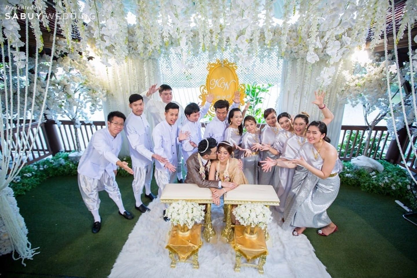 พิธีหมั้น,งานหมั้น,ชุดหมั้น,ชุดไทย,เพื่อนเจ้าสาว,เพื่อนเจ้าบ่าว,จัดดอกไม้งานแต่ง,ตกแต่งงานแต่ง,ริมน้ำ รีวิวงานแต่ง หมั้นเช้าในเรือนไทย งานเย็นเน้นพร็อพไม้สไตล์อเมริกัน @เรือนไทยเบญจรงค์