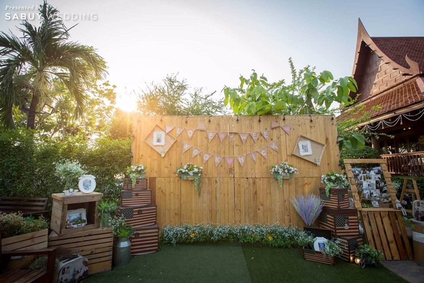 backdrop งานแต่ง,ตกแต่งงานแต่ง,จัดดอกไม้งานแต่ง,งานแต่ง outdoor รีวิวงานแต่ง หมั้นเช้าในเรือนไทย งานเย็นเน้นพร็อพไม้สไตล์อเมริกัน @เรือนไทยเบญจรงค์
