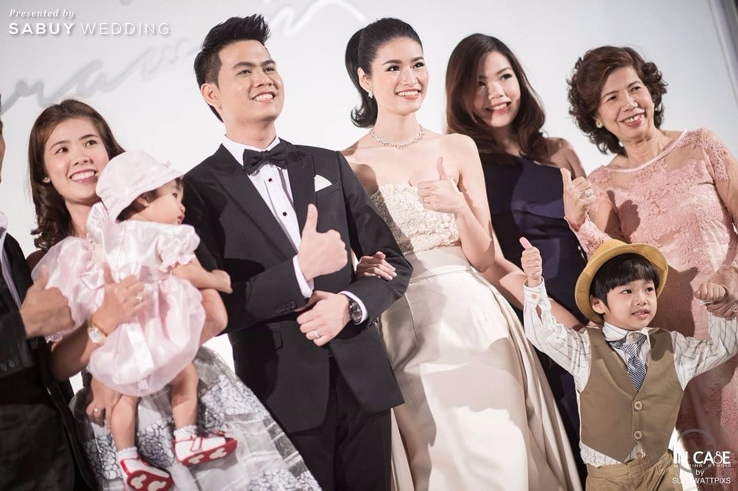 บ่าวสาว,ชุดบ่าวสาว,ชุดเจ้าสาว,ชุดเจ้าบ่าว,รูปงานแต่ง,ครอบครัวบ่าวสาว รีวิวงานแต่ง เพลง พร็อพ แสงสีจุใจ ยกทัพนักดนตรีและคอนเสิร์ตมาไว้ในงาน @W Bangkok