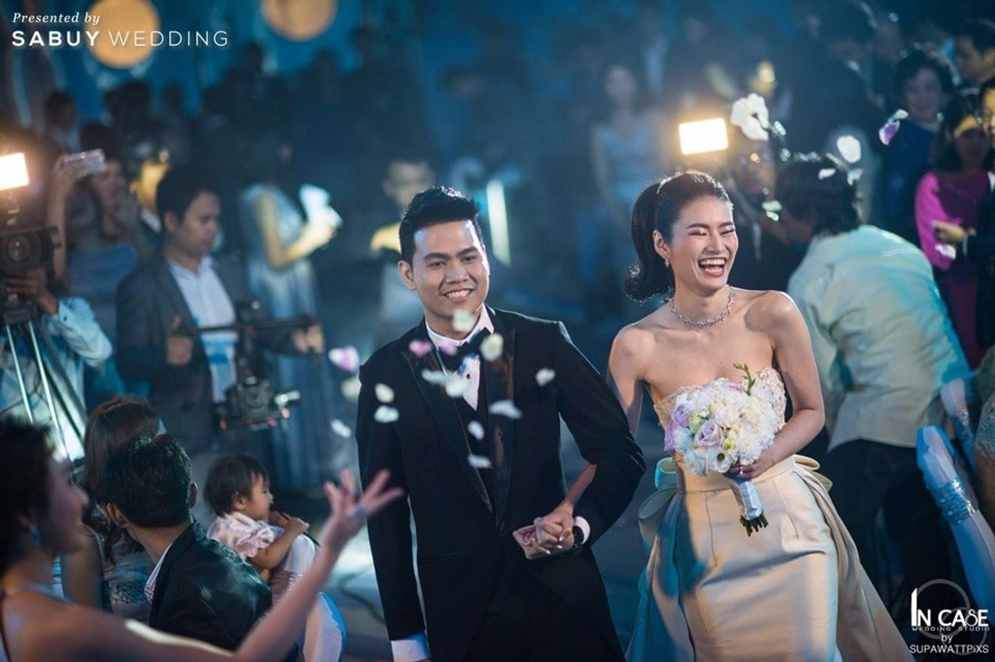บ่าวสาว,ชุดบ่าวสาว,ชุดเจ้าสาว,ชุดเจ้าบ่าว,รูปงานแต่ง,ดอกไม้เจ้าสาว,ช่างภาพงานแต่ง รีวิวงานแต่ง เพลง พร็อพ แสงสีจุใจ ยกทัพนักดนตรีและคอนเสิร์ตมาไว้ในงาน @W Bangkok
