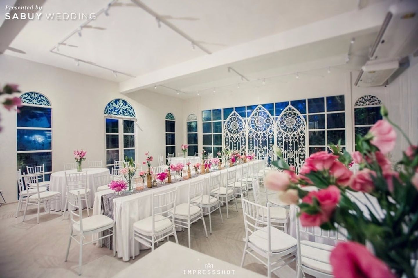 long-table,ตกแต่งงานแต่ง,จัดดอกไม้งานแต่ง รีวิวงานแต่งในฝันของคนยุคใหม่ อบอุ่นสดใส ในสไตล์ของตัวเอง @Bangkok Garden Studio