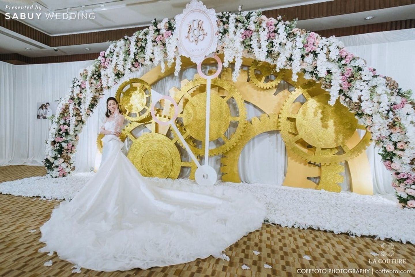 เจ้าสาว,ชุดเจ้าสาว,backdrop งานแต่ง,จัดดอกไม้งานแต่ง,ตกแต่งงานแต่ง รีวิวงานแต่งธีม Timeless อลังการ Backdrop นาฬิกาหมุนได้จริง @Plaza Athénée