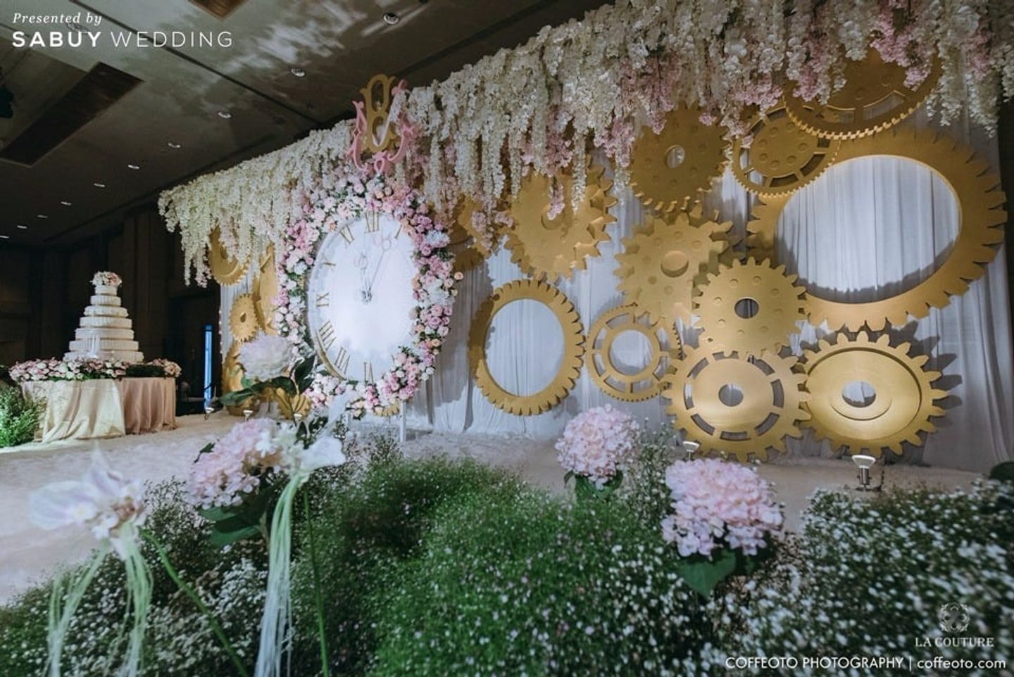 เวทีงานแต่ง,backdrop งานแต่ง,ตกแต่งงานแต่ง,จัดดอกไม้งานแต่ง,เค้กงานแต่ง รีวิวงานแต่งธีม Timeless อลังการ Backdrop นาฬิกาหมุนได้จริง @Plaza Athénée
