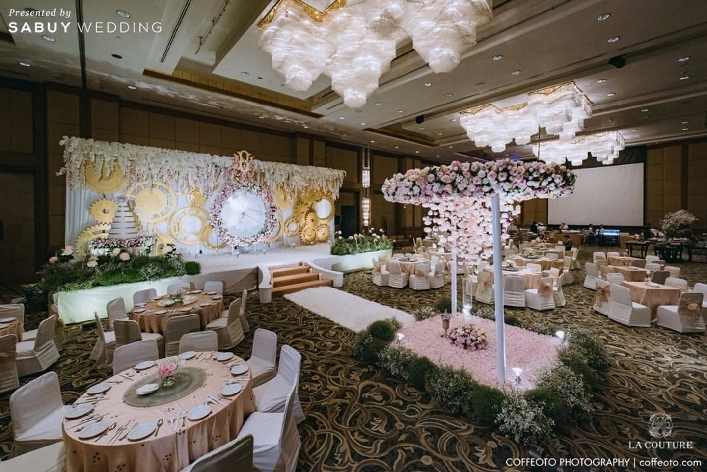 เวทีงานแต่ง,backdrop งานแต่ง,ตกแต่งงานแต่ง,จัดดอกไม้งานแต่ง,โต๊ะจีน,สถานที่แต่งงาน,สถานที่จัดงานแต่งงาน รีวิวงานแต่งธีม Timeless อลังการ Backdrop นาฬิกาหมุนได้จริง @Plaza Athénée