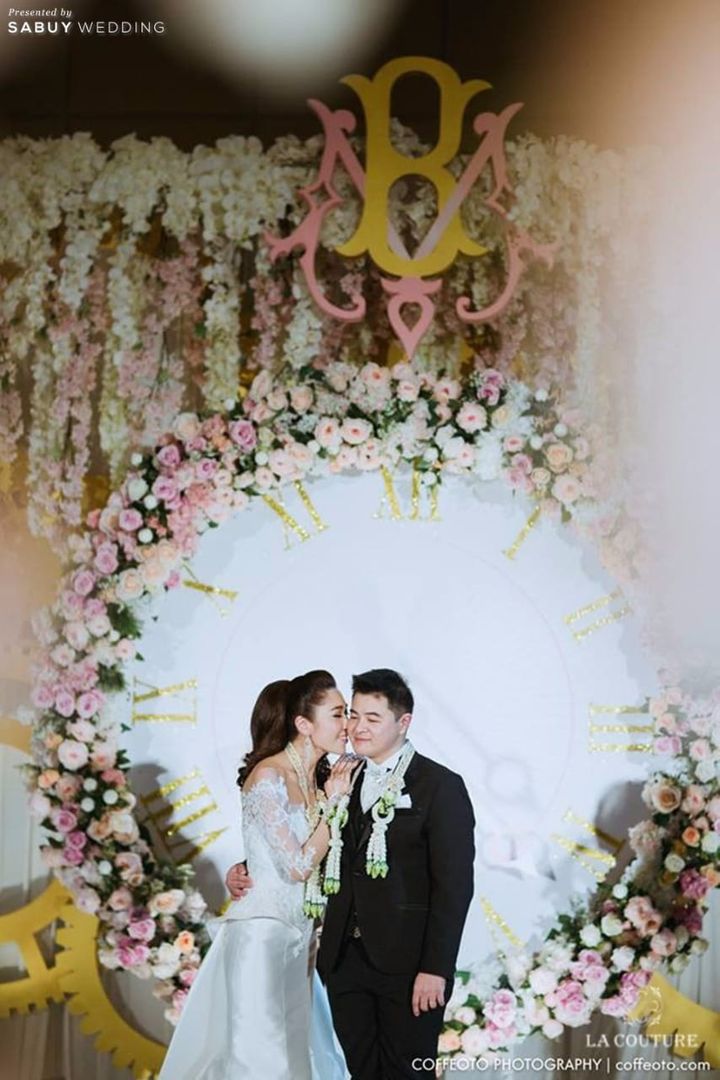 บ่าวสาว,ชุดบ่าวสาว,ชุดเจ้าสาว,ชุดเจ้าบ่าว,ธีมงานแต่ง,จัดดอกไม้งานแต่ง,ตกแต่งงานแต่ง รีวิวงานแต่งธีม Timeless อลังการ Backdrop นาฬิกาหมุนได้จริง @Plaza Athénée