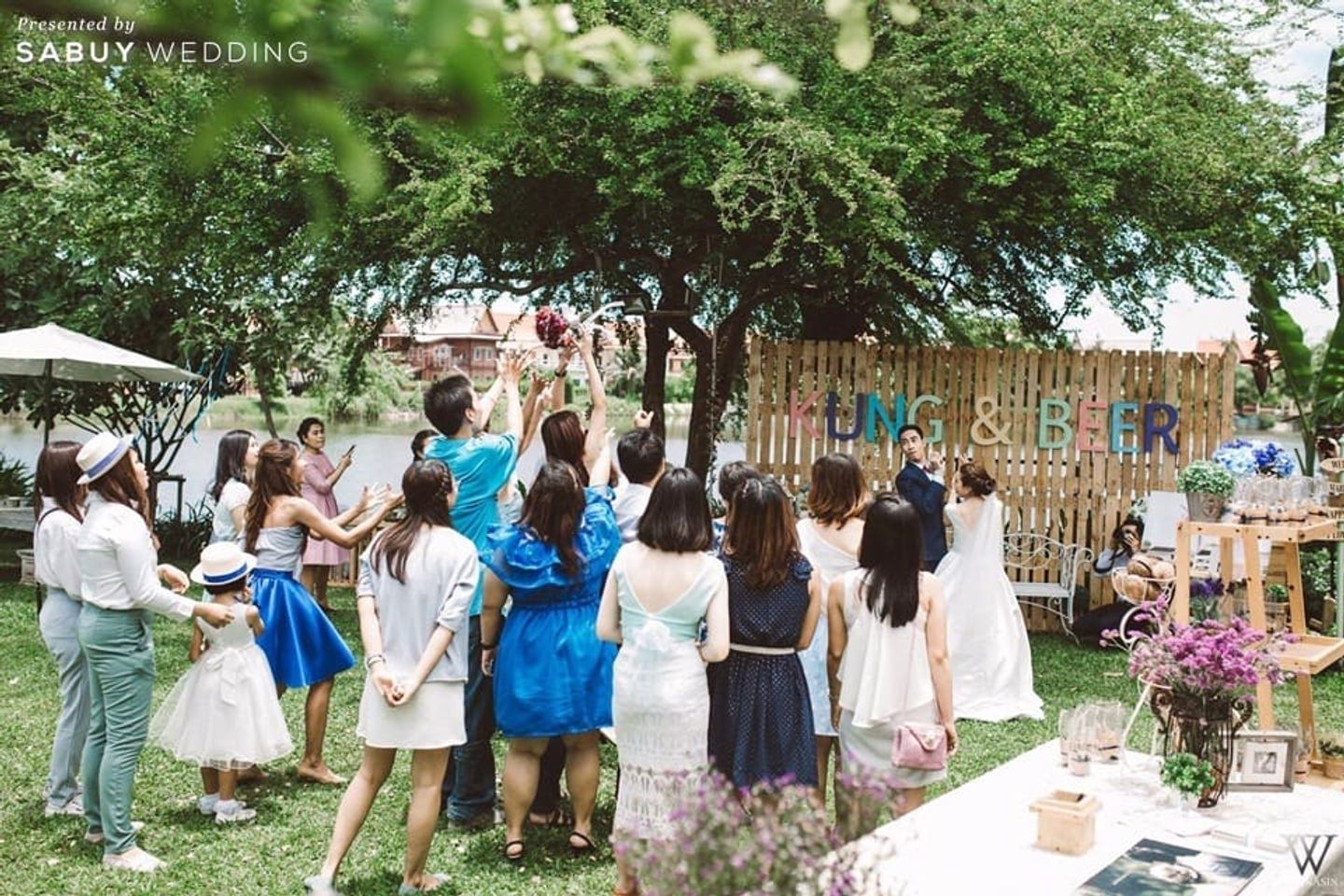 โยนดอกไม้เจ้าสาว,บ่าวสาว,เพื่อนเจ้าสาว,รูปงานแต่ง,ริมน้ำ รีวิวงานแต่งอบอุ่นตรึงใจ สไตล์เรือนไทยในสวน @เรือนไทยเบญจรงค์