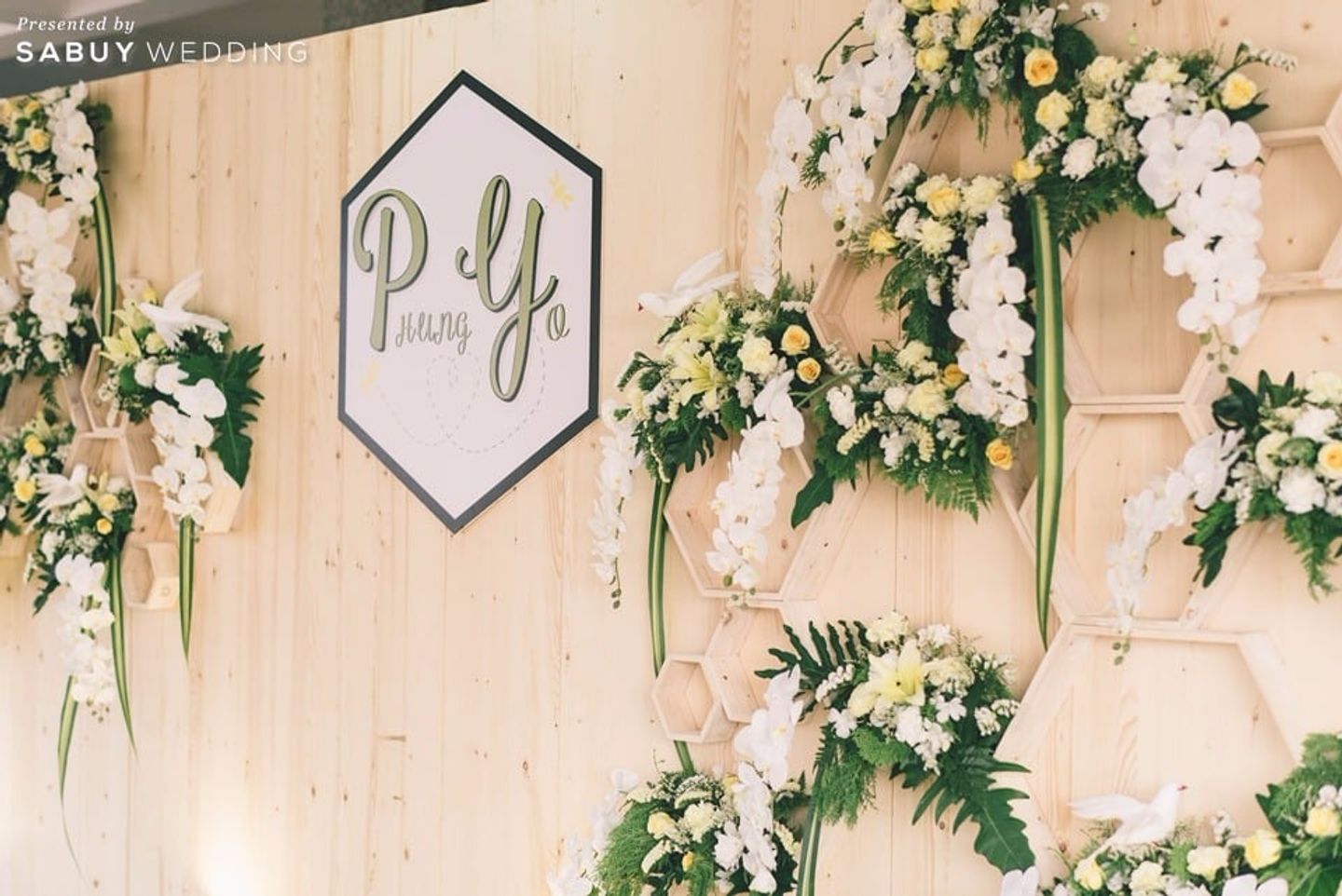 backdrop งานแต่ง,ตกแต่งงานแต่ง,จัดดอกไม้งานแต่ง รีวิวงานแต่ง ดีเทลแสนหวานในงานธีมน้ำผึ้ง