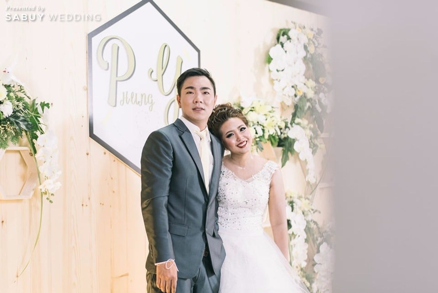 บ่าวสาว,ชุดบ่าวสาว,ชุดเจ้าสาว,ชุดเจ้าบ่าว,backdrop งานแต่ง,จัดดอกไม้งานแต่ง รีวิวงานแต่ง ดีเทลแสนหวานในงานธีมน้ำผึ้ง