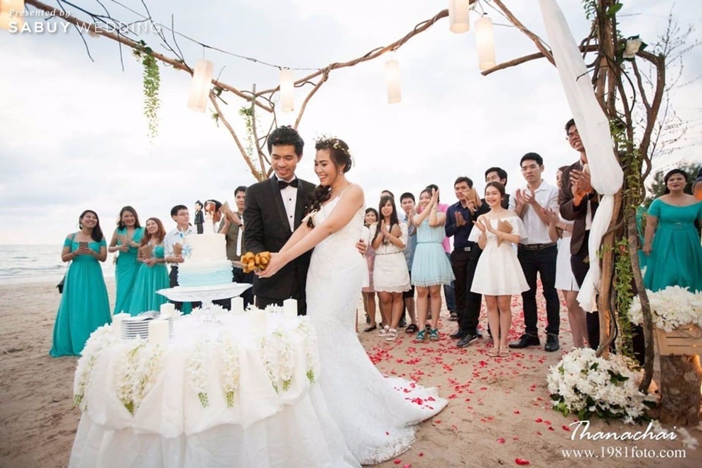 พิธีแต่งงาน,งานแต่งริมทะเล,บ่าวสาว,ชุดบ่าวสาว,ชุดเจ้าสาว,ชุดเจ้าบ่าว,เค้กงานแต่ง,เพื่อนเจ้าสาว รีวิวงานแต่งโทนขาวฟ้า ใช้ทะเลมาเป็นแบคดรอป @โรงแรมเจ้าหลาว ทอแสง บีช จันทบุรี