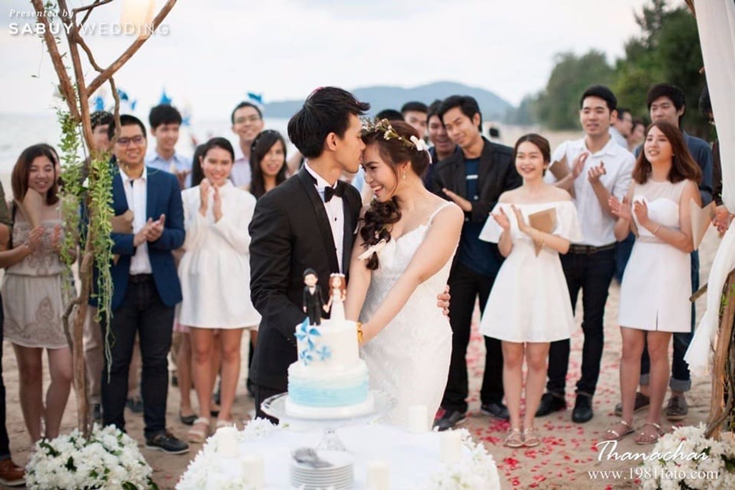 บ่าวสาว,ชุดบ่าวสาว,ชุดเจ้าสาว,ชุดเจ้าบ่าว,เค้กงานแต่ง,รูปงานแต่ง,งานแต่งริมทะเล รีวิวงานแต่งโทนขาวฟ้า ใช้ทะเลมาเป็นแบคดรอป @โรงแรมเจ้าหลาว ทอแสง บีช จันทบุรี