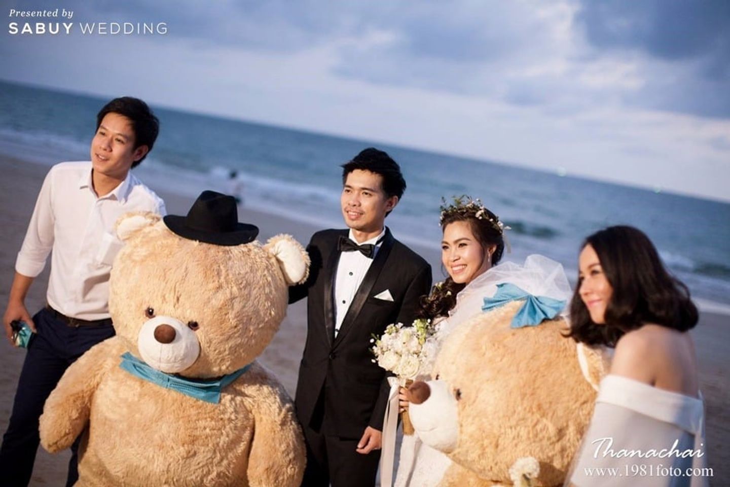 บ่าวสาว,ชุดเจ้าบ่าว,เพื่อนเจ้าบ่าว,งานแต่งริมทะเล,ตุ๊กตาหมี รีวิวงานแต่งโทนขาวฟ้า ใช้ทะเลมาเป็นแบคดรอป @โรงแรมเจ้าหลาว ทอแสง บีช จันทบุรี
