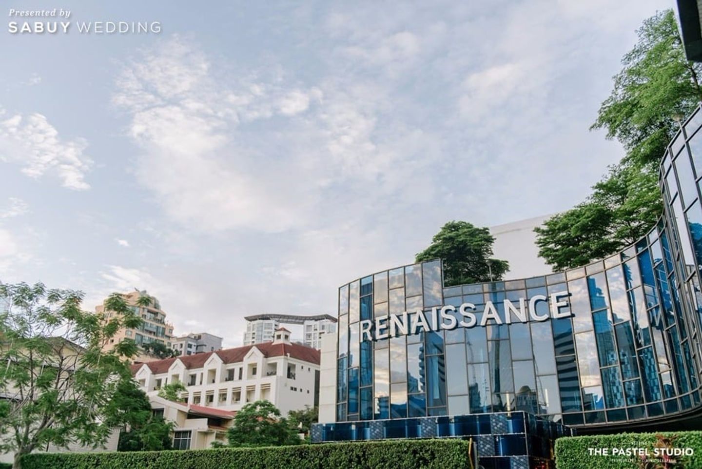 สถานที่แต่งงาน,สถานที่จัดงานแต่งงาน รีวิวงานแต่งแสนหวาน ละลานตาด้วยดอกไม้ลวดลายฉลุ @Renaissance Bangkok