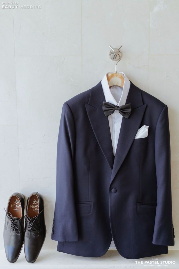 ชุดเจ้าบ่าว,รองเท้าเจ้าบ่าว รีวิวงานแต่งแสนหวาน ละลานตาด้วยดอกไม้ลวดลายฉลุ @Renaissance Bangkok