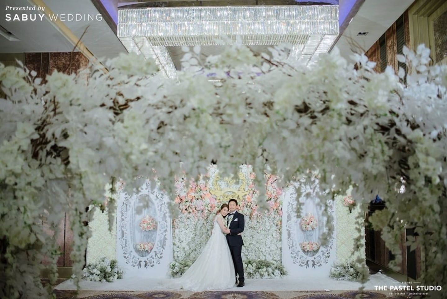 บ่าวสาว,ชุดบ่าวสาว,ชุดเจ้าสาว,ชุดเจ้าบ่าว,backdrop งานแต่ง,จัดดอกไม้งานแต่ง,ตกแต่งงานแต่ง รีวิวงานแต่งแสนหวาน ละลานตาด้วยดอกไม้ลวดลายฉลุ @Renaissance Bangkok