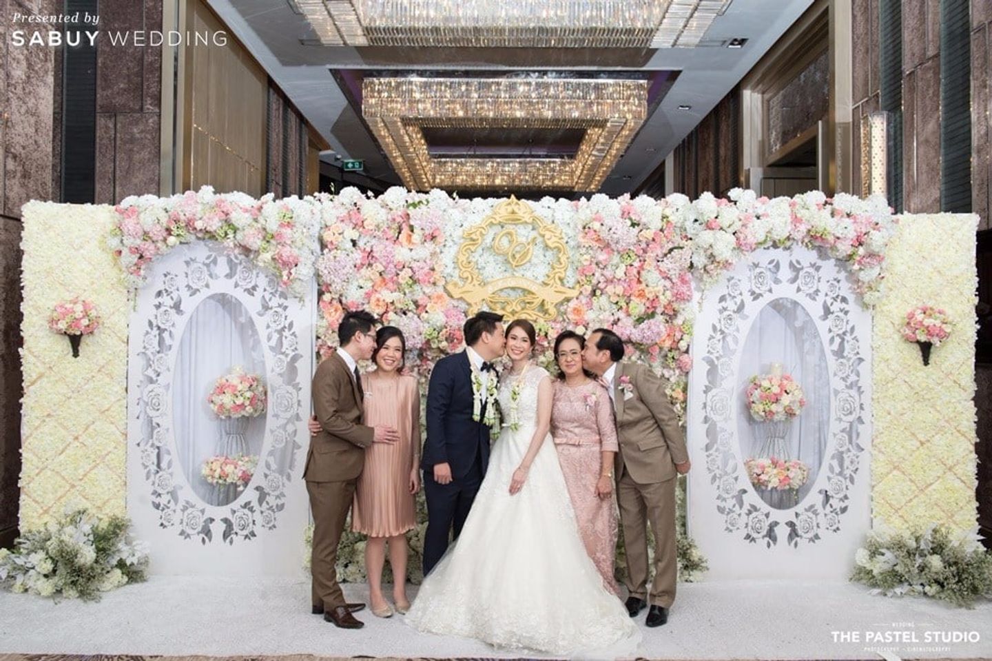 บ่าวสาว,ชุดบ่าวสาว,ชุดเจ้าสาว,ชุดเจ้าบ่าว,ครอบครัวบ่าวสาว,backdrop งานแต่ง,จัดดอกไม้งานแต่ง,ตกแต่งงานแต่ง รีวิวงานแต่งแสนหวาน ละลานตาด้วยดอกไม้ลวดลายฉลุ @Renaissance Bangkok