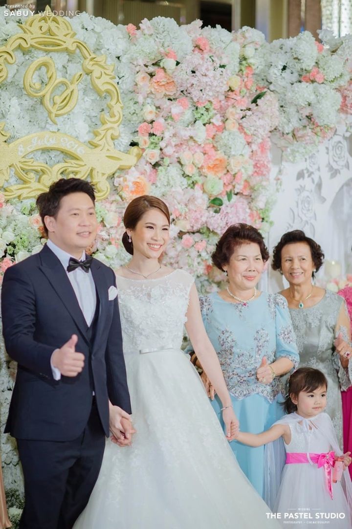 บ่าวสาว,ชุดบ่าวสาว,ชุดเจ้าสาว,ชุดเจ้าบ่าว,ครอบครัวบ่าวสาว,จัดดอกไม้งานแต่ง,ตกแต่งงานแต่ง,backdrop งานแต่ง รีวิวงานแต่งแสนหวาน ละลานตาด้วยดอกไม้ลวดลายฉลุ @Renaissance Bangkok