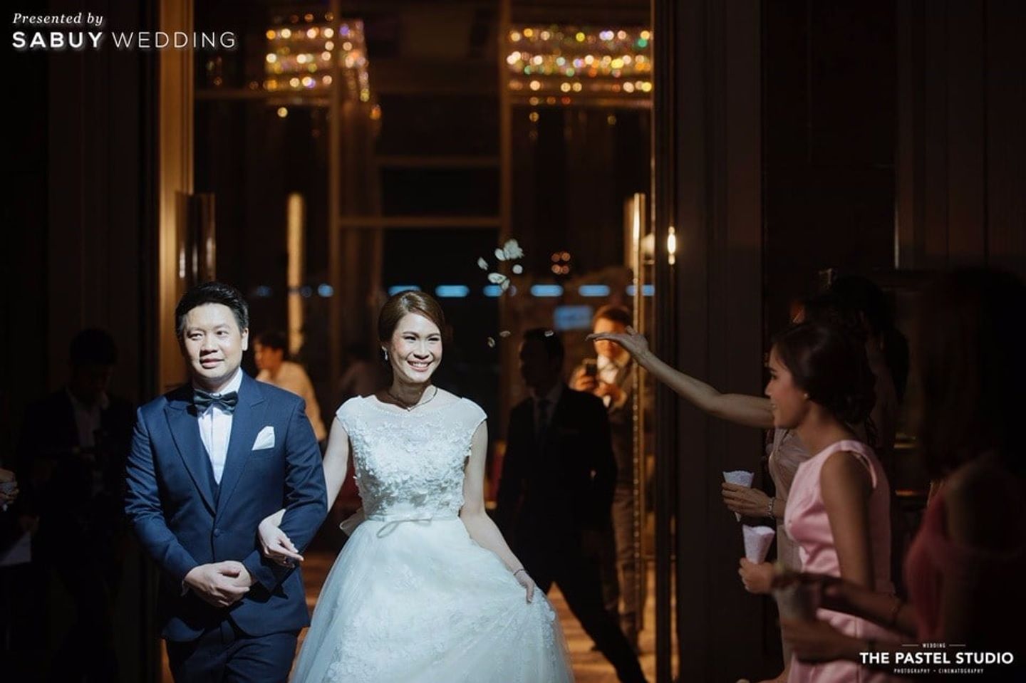 บ่าวสาว,ชุดบ่าวสาว,ชุดเจ้าบ่าว,ชุดเจ้าสาว,รูปงานแต่ง รีวิวงานแต่งแสนหวาน ละลานตาด้วยดอกไม้ลวดลายฉลุ @Renaissance Bangkok