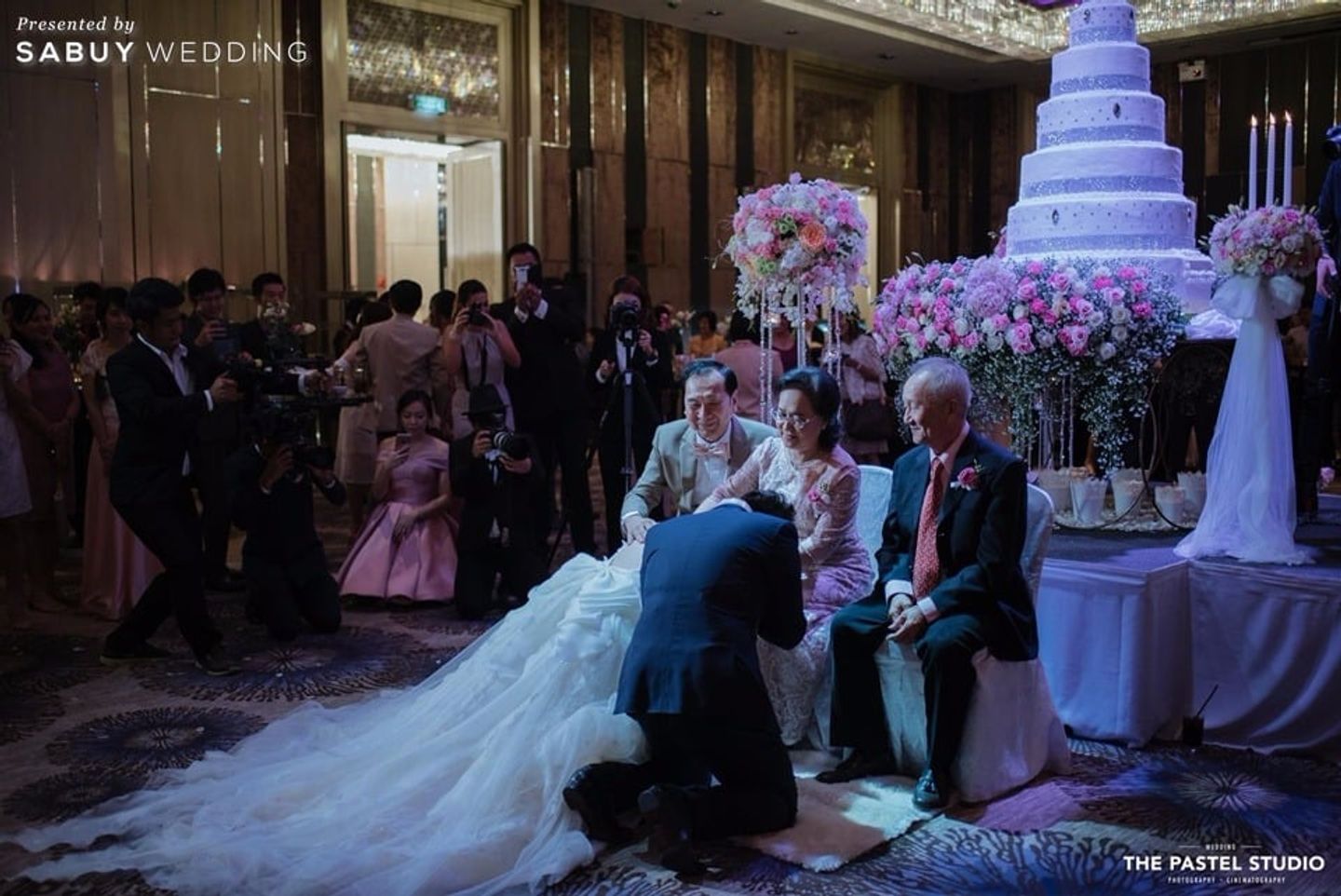 บ่าวสาว,ชุดบ่าวสาว,ชุดเจ้าสาว,ชุดเจ้าบ่าว,พิธีแต่งงาน,ช่างภาพงานแต่ง,เค้กงานแต่ง,จัดดอกไม้งานแต่ง,ครอบครัวบ่าวสาว รีวิวงานแต่งแสนหวาน ละลานตาด้วยดอกไม้ลวดลายฉลุ @Renaissance Bangkok