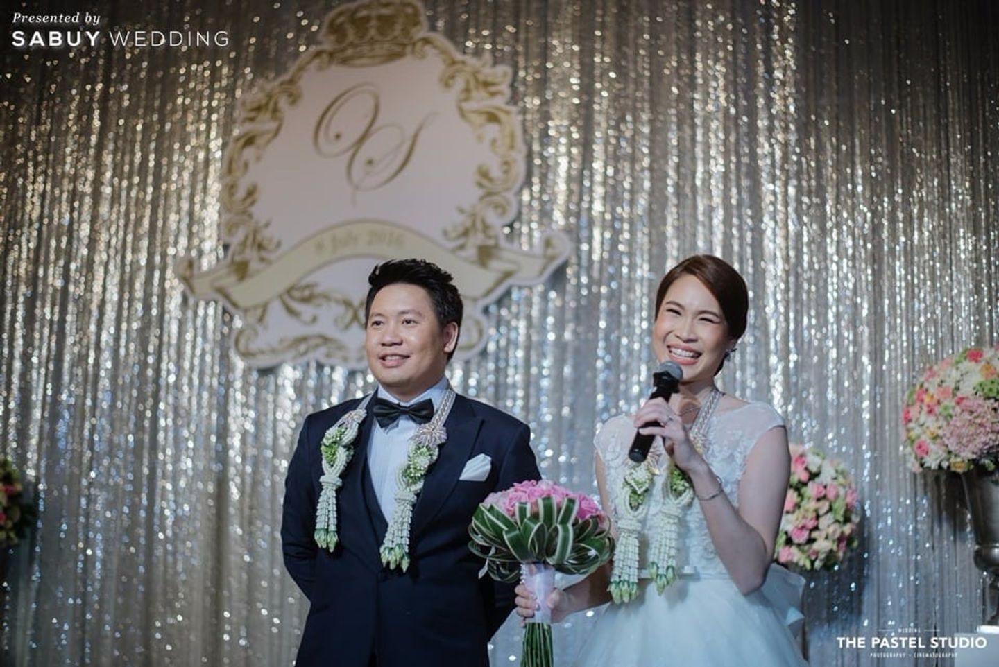 บ่าวสาว,ชุดบ่าวสาว,ชุดเจ้าสาว,ชุดเจ้าบ่าว,ดอกไม้เจ้าสาว,backdrop งานแต่ง รีวิวงานแต่งแสนหวาน ละลานตาด้วยดอกไม้ลวดลายฉลุ @Renaissance Bangkok