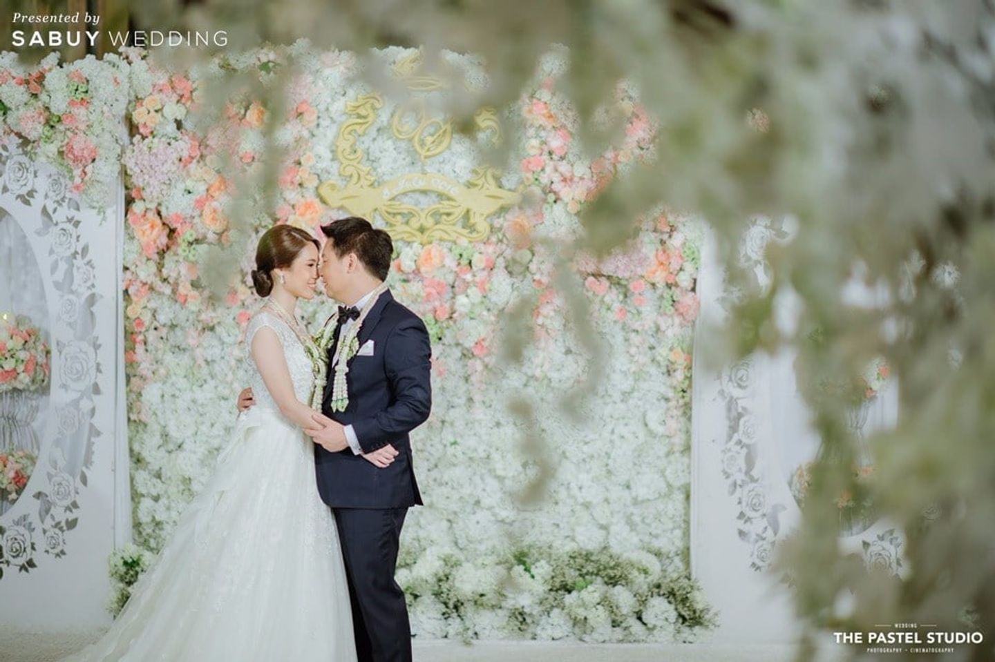 บ่าวสาว,ชุดบ่าวสาว,ชุดเจ้าสาว,ชุดเจ้าบ่าว,backdrop งานแต่ง,จัดดอกไม้งานแต่ง,ตกแต่งงานแต่ง รีวิวงานแต่งแสนหวาน ละลานตาด้วยดอกไม้ลวดลายฉลุ @Renaissance Bangkok