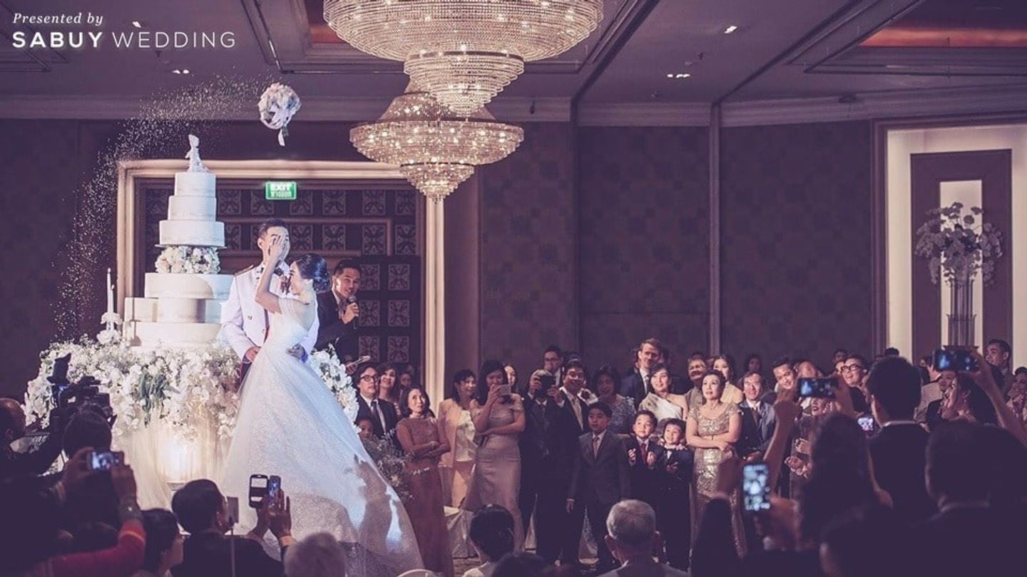 พิธีแต่งงาน,โยนดอกไม้เจ้าสาว,รูปงานแต่ง,บ่าวสาว,เค้กงานแต่ง รีวิวงานแต่งสวยซึ้งอิ่มใจ เปี่ยมล้นความหมายในงานสมรสพระราชทาน @Dusit Thani
